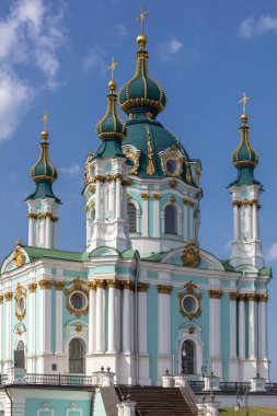 St. Andrew Kilisesi 'nin güzel manzarası, St. Andrew' s Descent, Podil, Dinyeper. Kiev. Ukrayna.