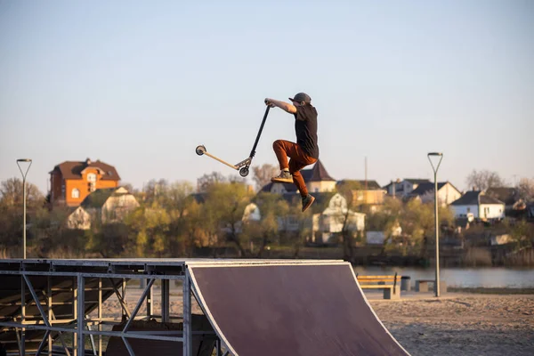 Teenager Jumping Scooter Leap Sunset Skate Park — Stock Photo, Image