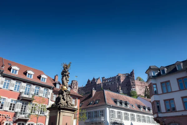 Emlékmű Heidelberg Főterén Kilátás Heidelberg Kastélyra Házak Kék — Stock Fotó