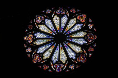 Wissembourg 'daki Peter ve Paul Katedrali' nin siyah arka planında güzel bir boyalı cam. Azizlerin görüntüleri. Güneş, vitray pencerelerden kırılıyor..