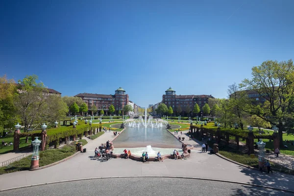 Meinheim, Almanya - 19 Nisan 2019: Mannheim 'ın merkez meydanı. Su kulesi. Çeşmelerin manzarası, güzel bir park, yeşil ağaçlar. Bahar.