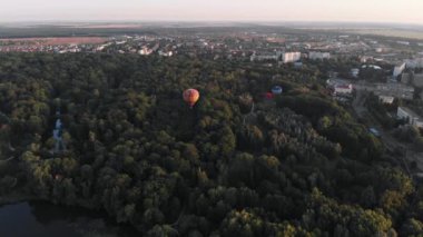 Güzel balonlar uçar ormanın, parkın, şehrin üzerinde.