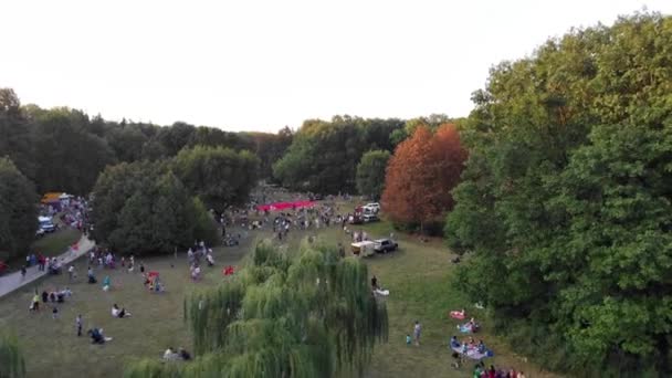 在气球节 从上面飞过展开的气球 俯瞰人们 亚历山大公园 公园里的小径 — 图库视频影像