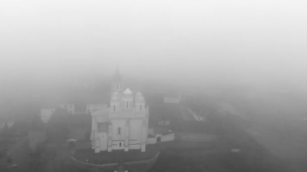 Vuelo Matutino Niebla Sobre Monasterio Ortodoxo Video Blanco Negro Hermosa — Vídeos de Stock