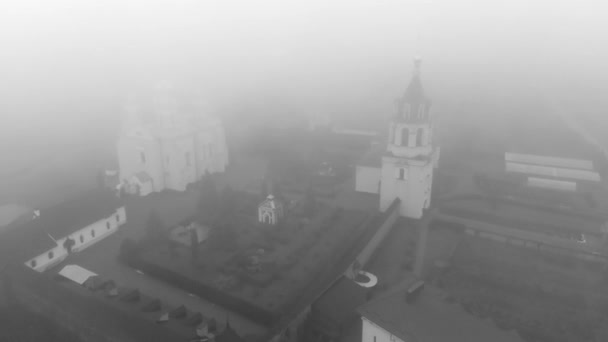 Πρωινή Πτήση Στην Ομίχλη Πάνω Από Ένα Ορθόδοξο Μοναστήρι Ασπρόμαυρο — Αρχείο Βίντεο