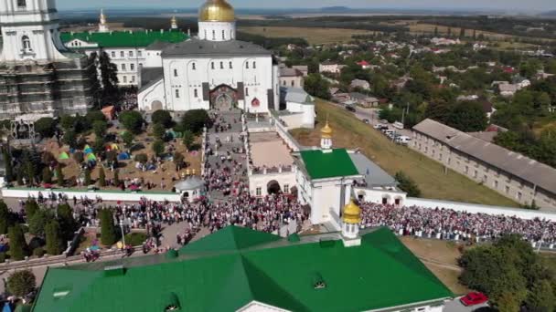 Κορυφαία Άποψη Της Lavra Pochaev Στιγμή Που Πολλοί Άνθρωποι Εισέρχονται — Αρχείο Βίντεο