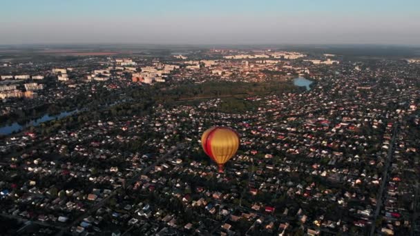 Mooie Ballonnen Vliegen Het Bos Park Stad — Stockvideo