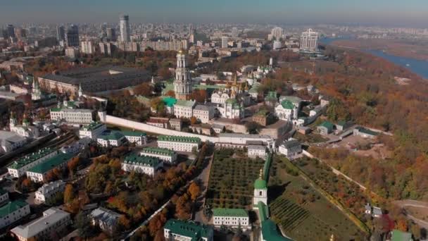 Güzel Kiev Pechersk Lavra Üzerinden Sabah Uçuşu Kiev Sonbahar Sarı — Stok video