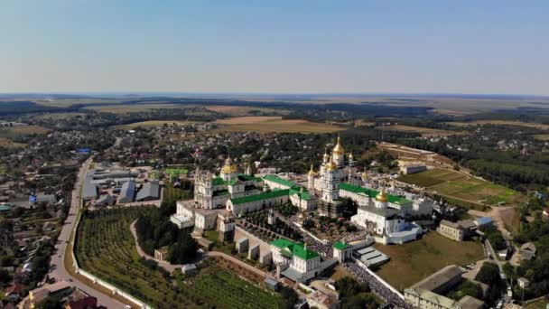 ポチェフ ラブラ Pochaev Lavra のトップビューは 多くの人々がそれを入力する瞬間です 僧院の正行列 — ストック動画