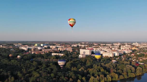 Schöne Ballons Fliegen Über Wald Park Stadt — Stockvideo