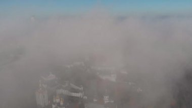 Kiev Pechersk Lavra üzerindeki sisli sabah uçuşu. Kiev 'de sonbahar. Sarı, kırmızı ağaçlar.