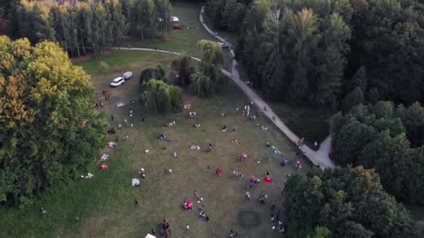 在气球节 从上面飞过展开的气球 俯瞰人们 亚历山大公园 公园里的小径 — 图库视频影像