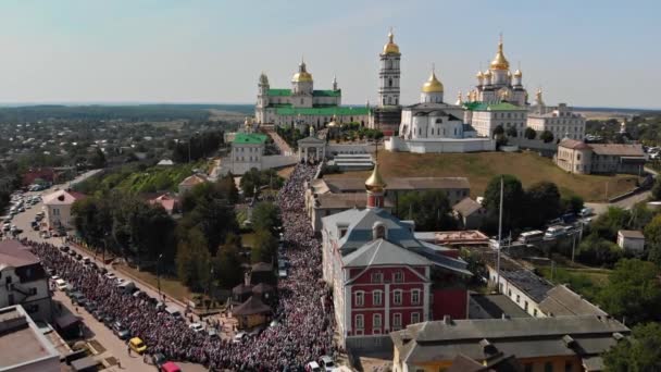 Vue Dessus Lave Pochaev Moment Beaucoup Gens Entrent Procession Orthodoxe — Video