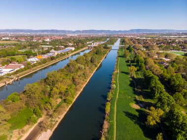 Neckar Nehri 'nin en yüksek manzarası. Köprüler, yeşil çimenler ve ağaçlar. Tramvay hatları. Mannheim. Almanya.