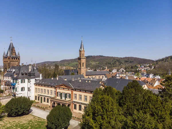 Weinheim城の美しいトップビュー クルプファルツの支配者の元城や宮殿 背景に青い空と山 ワインハイム ドイツ — ストック写真