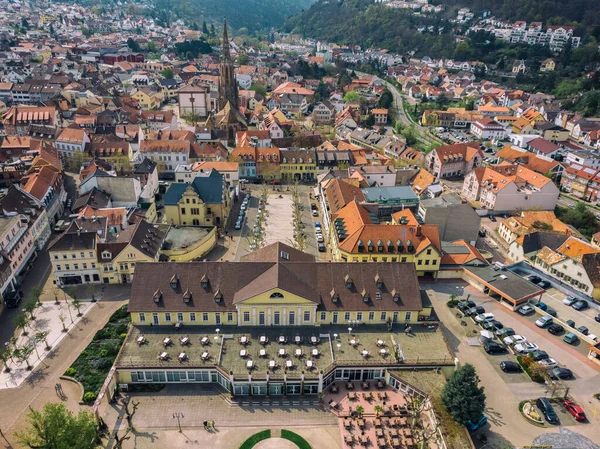 Parkın güzel manzarası ve Bad Durkheim 'ın merkezi, tarihi kısmı. Almanya.