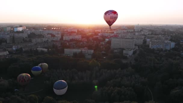 Piękne Balony Przelatują Nad Lasem Parkiem Miastem — Wideo stockowe