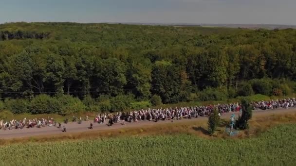 Prawosławni Chrześcijanie Idą Procesję Religijną Widok Góry Procesja Droga Zielone — Wideo stockowe