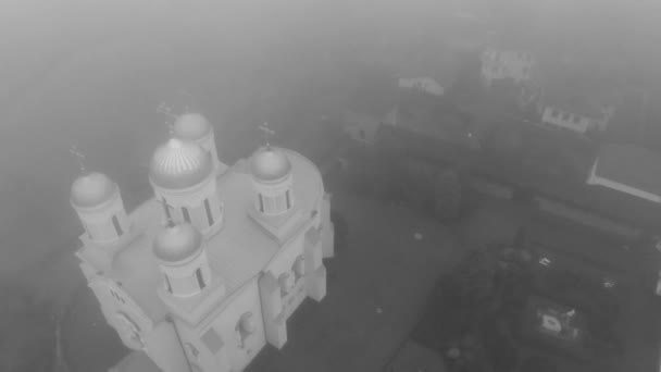 Voo Matinal Nevoeiro Sobre Mosteiro Ortodoxo Vídeo Preto Branco Bela — Vídeo de Stock