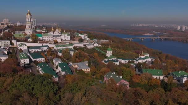 Vacker Morgonflygning Över Kiev Pechersk Lavra Hösten Kiev Gula Röda — Stockvideo