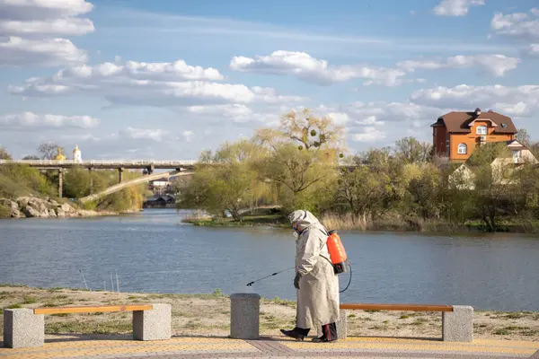 Bila Tserkva Ukraine April 2020 Mand Grå Frakke Behandler Området - Stock-foto