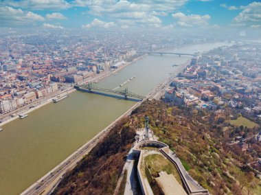 Gellert Dağı 'ndaki kalede günün en güzel manzarası. Budapeşte ve Tuna 'nın en iyi manzarası. Macaristan.