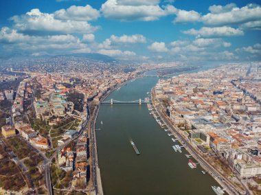 Budapeşte üzerinde güzel bir sabah uçuşu. Habsburgs, Tuna, Szechenyi Zincir Köprüsü kraliyet sarayının en güzel manzarası, güzel bulutlar. Macaristan.