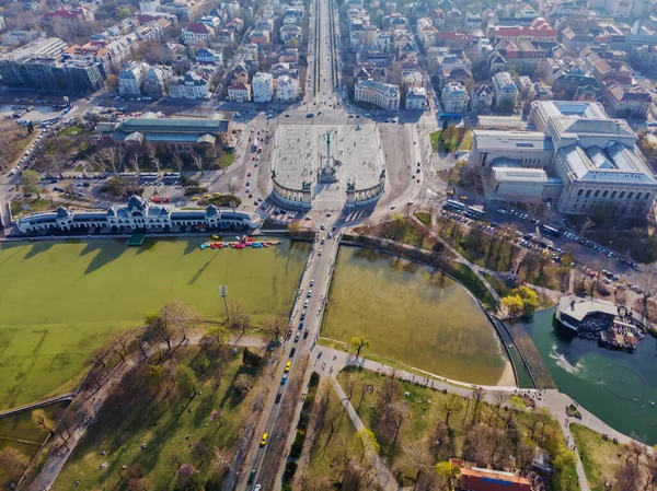 Smuk Udsigt Morgenbyparken Heroes Square Museum Tagene Bygninger Budapest Ungarn - Stock-foto