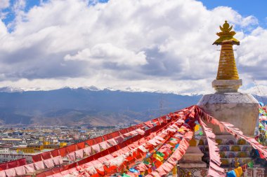 Yüzlerce güvercinler ve dua ile Boudhanath Stupa Sh içinde bayraklar