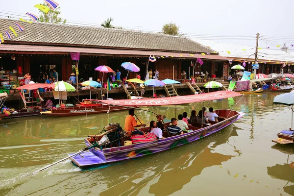Barcos de madera ocupados transportando gente en el mercado flotante Amphawa — Foto de Stock