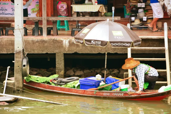 Women on wooden boats busy ferrying people at Amphawa floating m — Stock Photo, Image