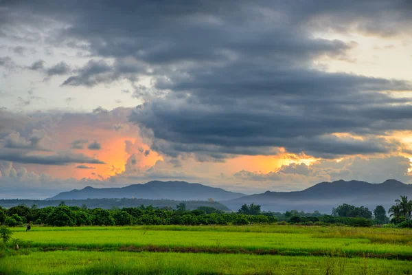 Hermosas nubes, nubes oscuras y cálidas —  Fotos de Stock