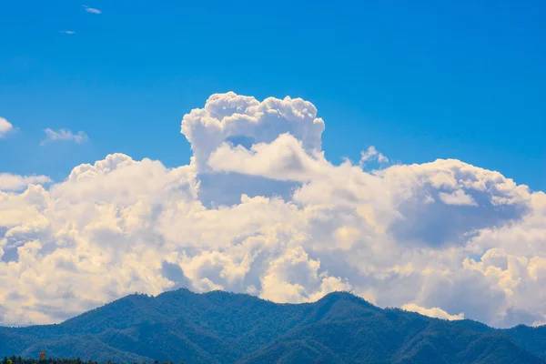 Lindas nuvens com montanhas — Fotografia de Stock