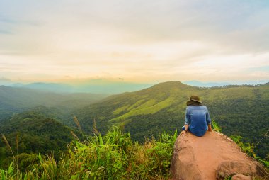 Adam harika manzara izlerken tepenin üst kısmında