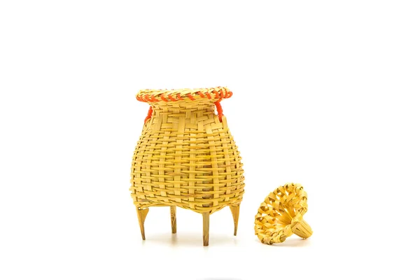 Proutěný košík rybaření, košíkářské vyrobené z bambusu, izolované na bílém — Stock fotografie