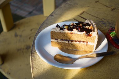 kahve pasta tabak ahşap masa üzerinde tarih dilimi