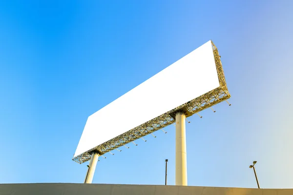 Achterkant van billboard bij blauwe hemelachtergrond, — Stockfoto