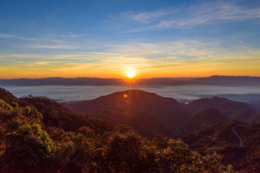 Sun rise sabah sis görünümünü Doi Ang Khang Mountain bir ünlü dağlarının 