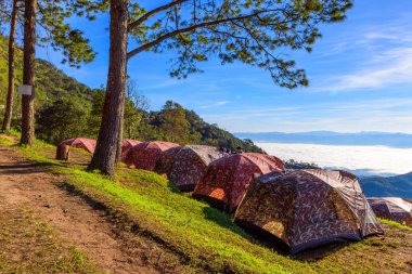Sabah görünümünü sis ve sun rise Doi Ang Khang dağa ünlü