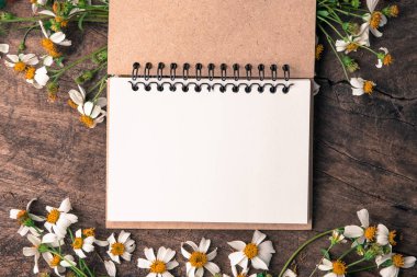 Boş defter ile çiçek vintage ahşap üzerinde beyaz çiçek ve bas ket