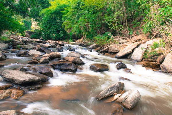 Cascata Mae Ya con alberi verdi e piccolo fondale torrente — Foto Stock