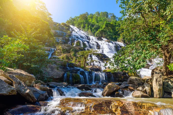 Mae Ya cachoeira com árvores verdes e fundo azul céu em Doi Inthanon Nacional — Fotografia de Stock