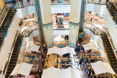 İnsanlar ise bölgede merkezi asansörde önünde alışveriş