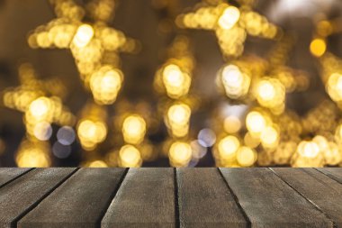 Ahşap masa perspektif üstü parlak sıcak ışık bokeh arka plan üzerinde