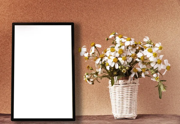 Maqueta de marco blanco en blanco con flores de manzanilla en cesta de bambú —  Fotos de Stock