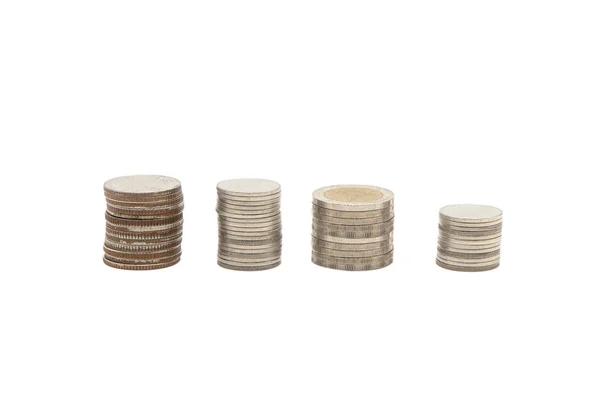 Pilhas de moedas com qualquer tamanho em um fundo branco — Fotografia de Stock