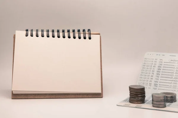 Bloc de notas en blanco con calculadora. Libreta, papel en blanco y monedas o — Foto de Stock