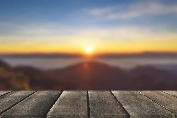 Drewno na taras z perspektywy widok na wzgórza i mgły wi — Zdjęcie stockowe
