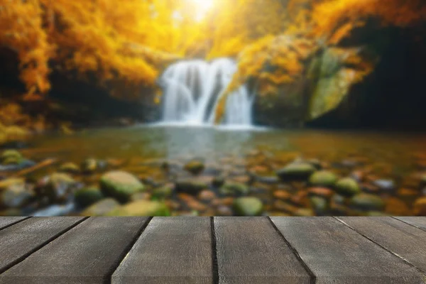 Perspektywy podłogi z drewna i naturalnych góry wodospad — Zdjęcie stockowe