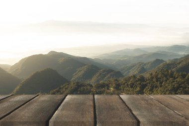 Ahşap dağ tepeler üzerinde perspektif manzaralı Teras ve wi sis